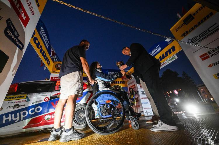 Bursa Osmangazi’nin gururu engelli kadın ralliciden Avrupa’da tarihi başarı