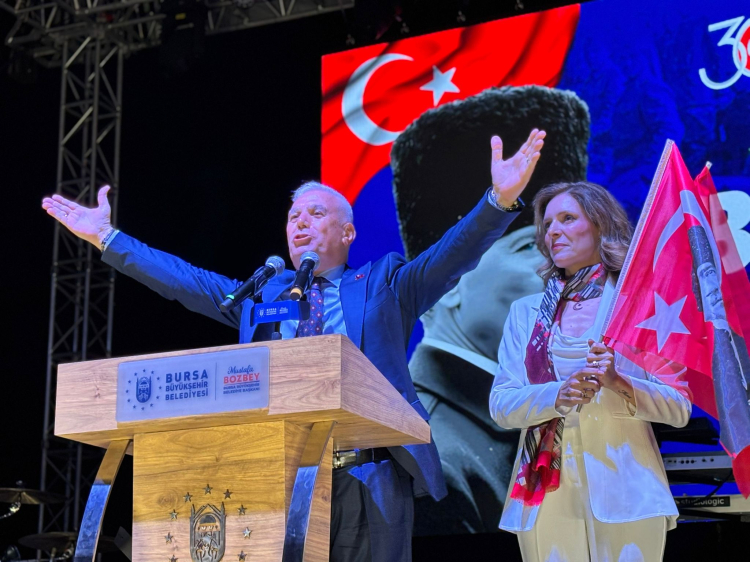 Bursa’da coşku fener alayı ve Göksel konseriyle taçlandı