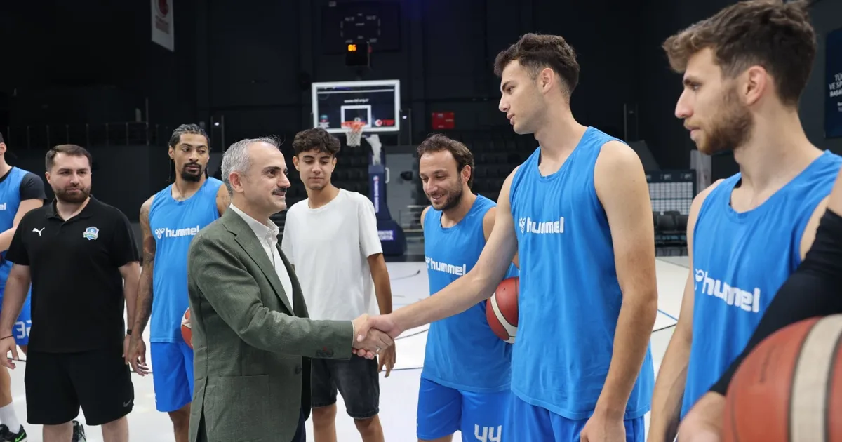 Çayırova basketbol takımına Başkan Çiftçi'den ziyaret