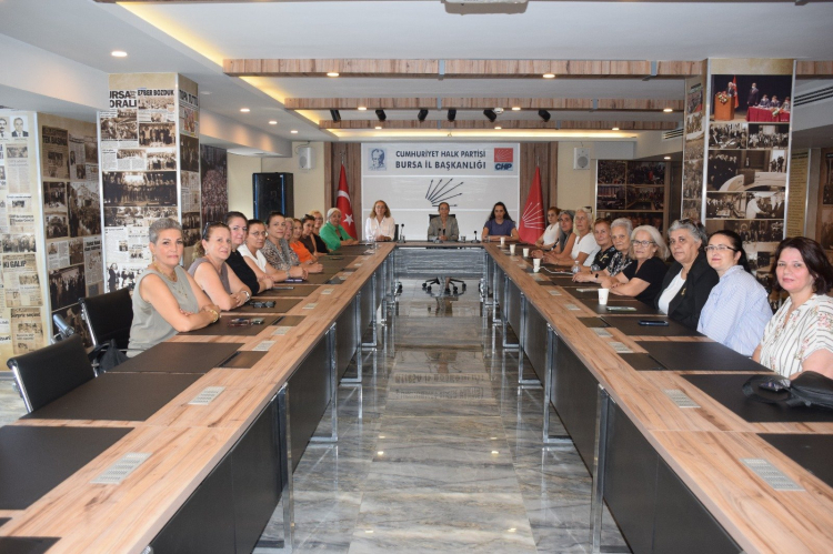 CHP Bursa İl Kadın Kolları'ndan kadın cinayetlerine tepki