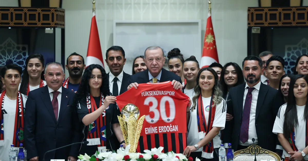 Cumhurbaşkanı Erdoğan, Yüksekovaspor Kadın Futbol Takımı’nı ağırladı