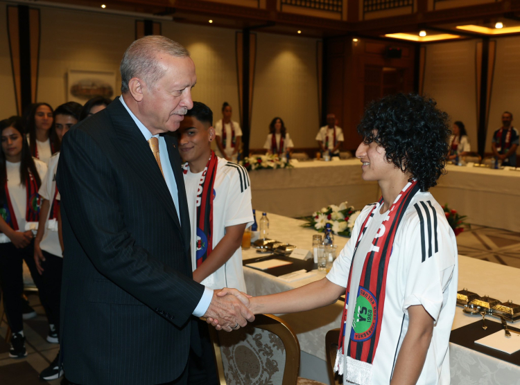 Cumhurbaşkanı Erdoğan, Yüksekovaspor Kadın Futbol Takımı’nı ağırladı
