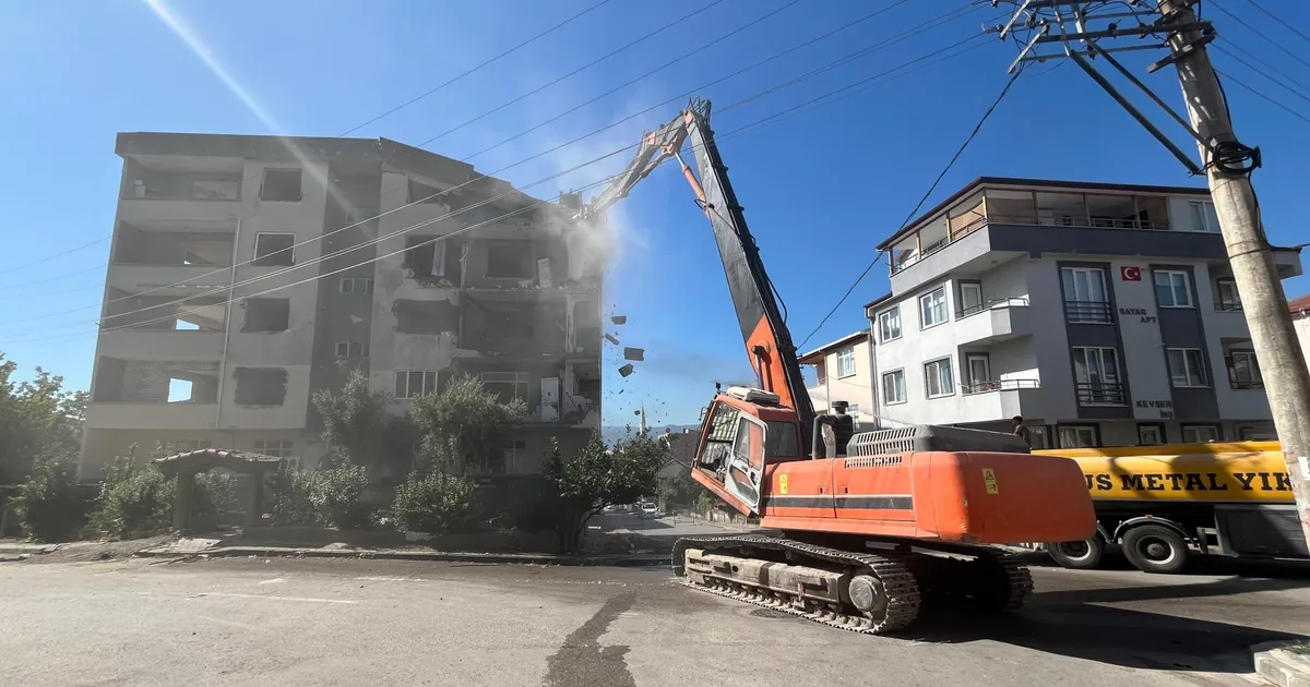 Derince’de ağır hasarlı binaya ilk kepçe
