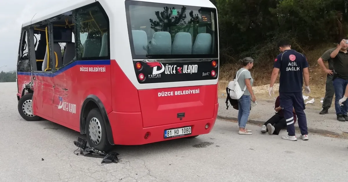 Düzce’de kamyon ile minibüs çarpıştı: 7 yaralı