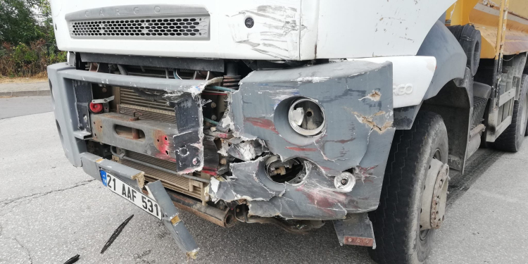 Düzce’de kamyon ile minibüs çarpıştı: 7 yaralı