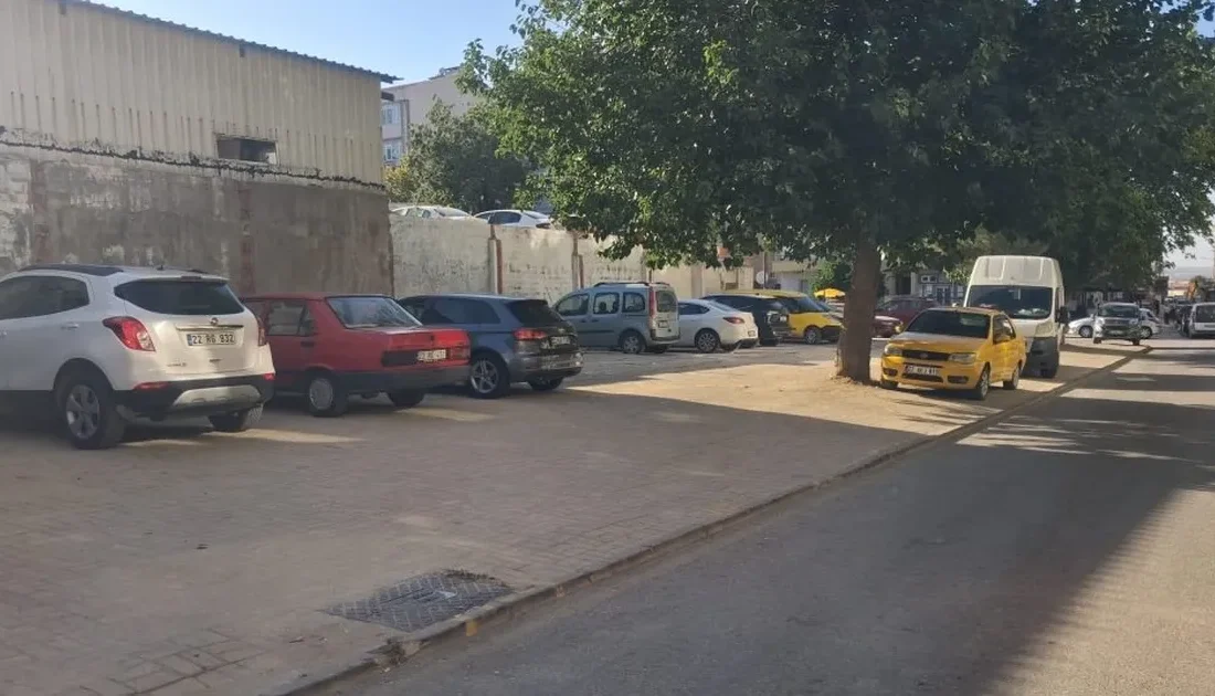 Keşan’da kaldırımların araç park
