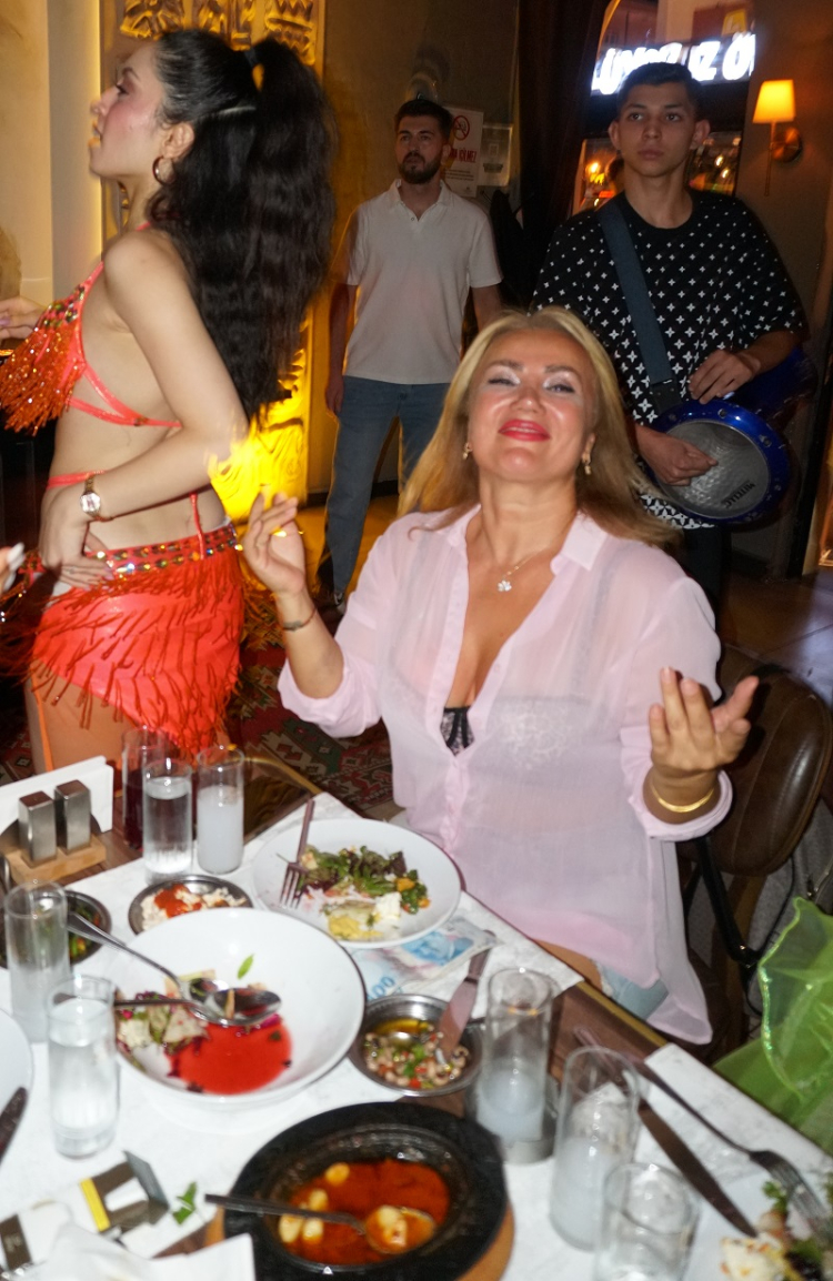 Efsane yorumcu Bahar Sarı yeni single'ını sevenleriyle kutladı