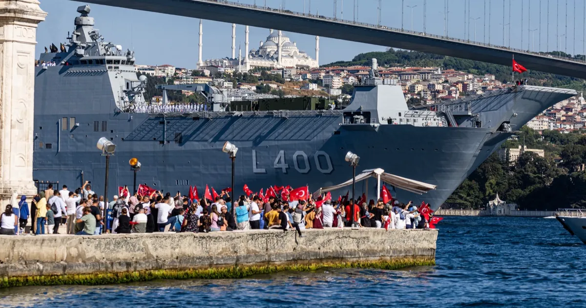 İstanbul Boğazı'nda görkemli geçit