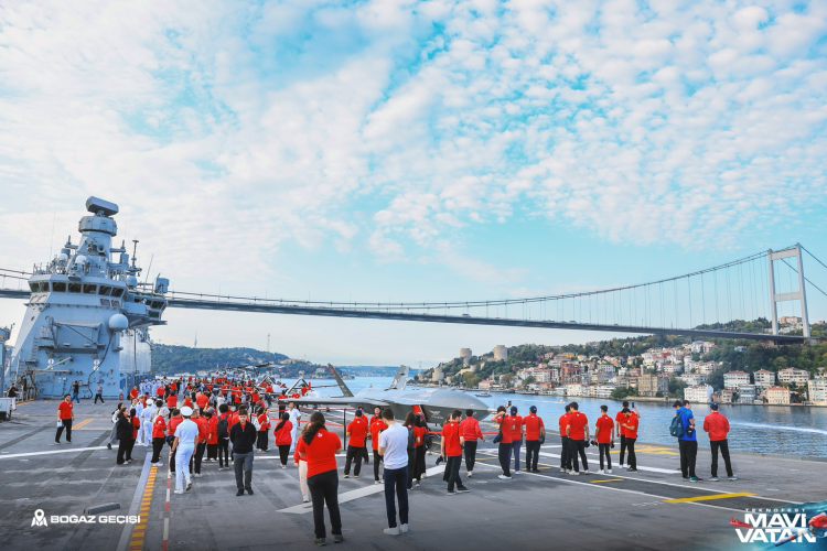 İstanbul Boğazı'nda görkemli geçit
