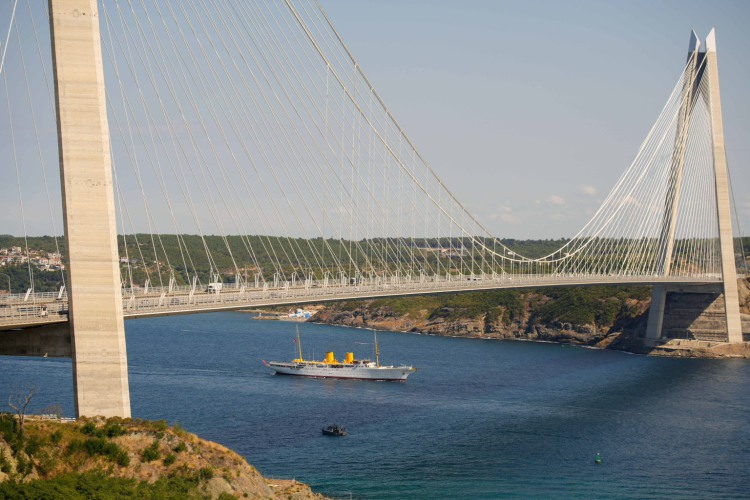 İstanbul Boğazı'nda görkemli geçit