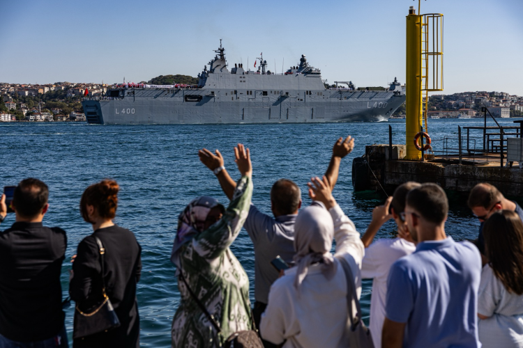 İstanbul Boğazı'nda görkemli geçit