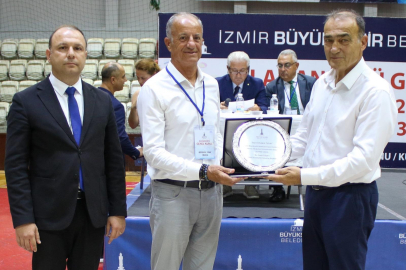 İzmir Büyükşehir Spor Kulübü’nde bayrak değişimi