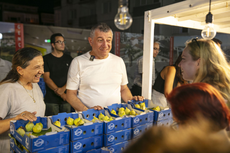 İzmir Güzelbahçe'de dalında kuruyan bardacağı belediye aldı