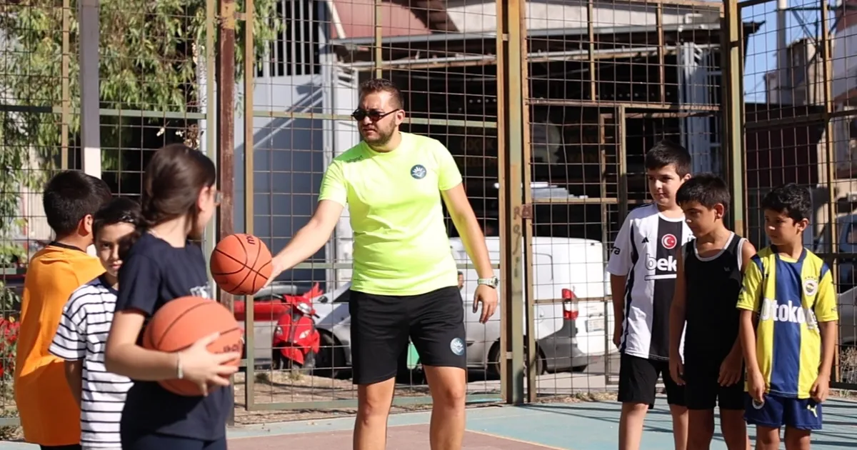 İzmir Karabağlar'da çocuklar 'yaz spor'larını sevdi