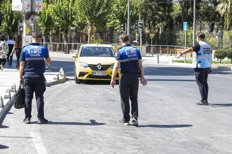 İzmir'de yolcu kılığında taksi denetimi!