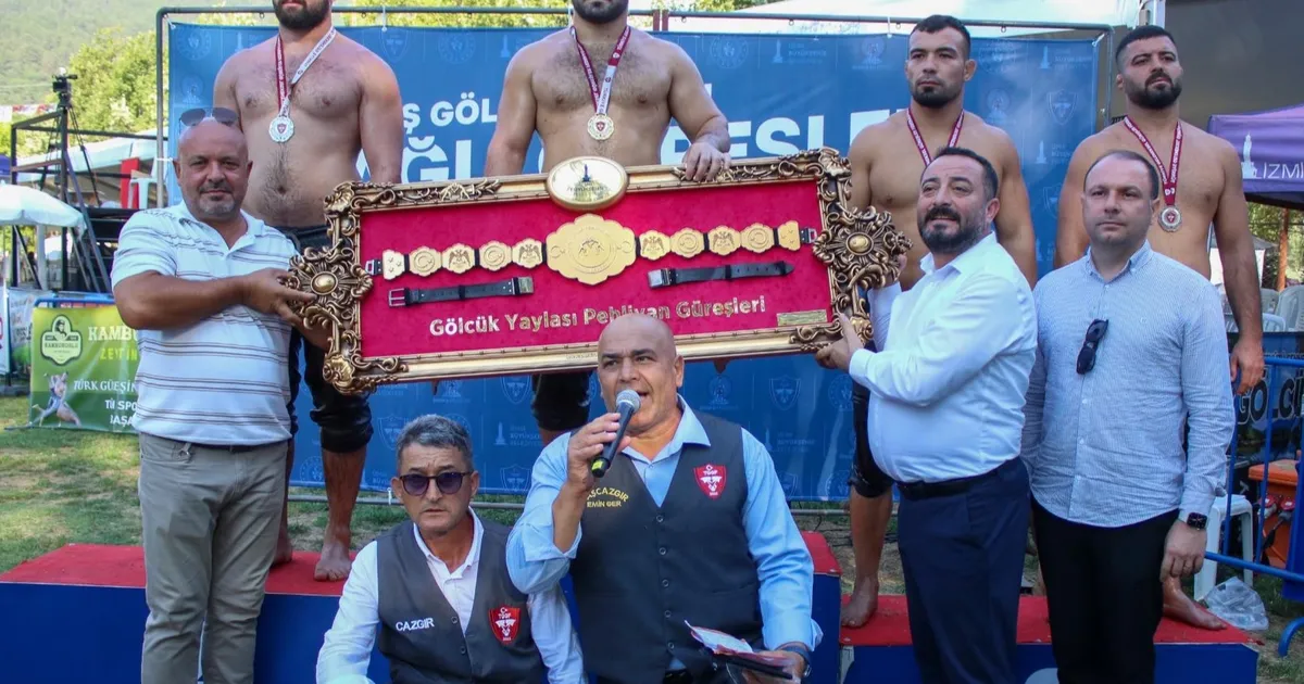 İzmir'in başpehlivanı belli oldu... Altın kemer sahibine teslim edildi
