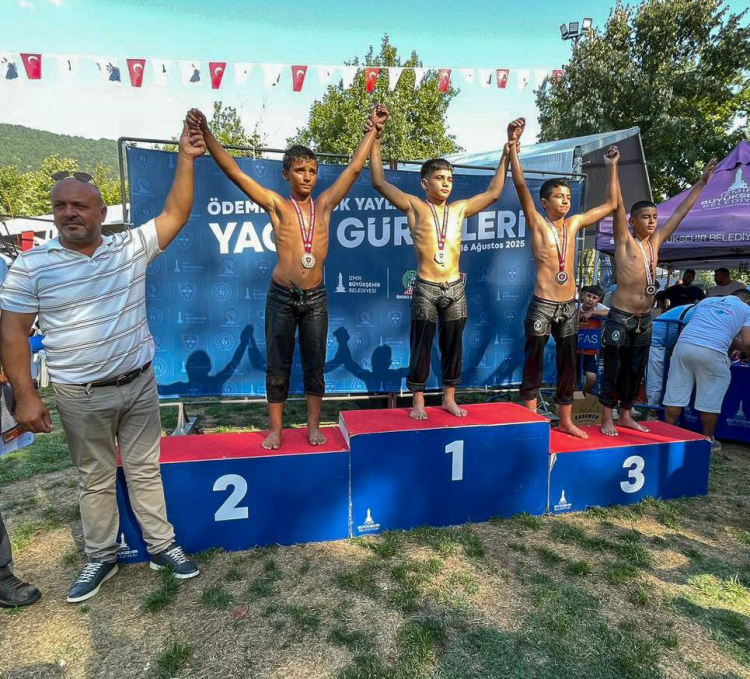 İzmir'in başpehlivanı belli oldu... Altın kemer sahibine teslim edildi
