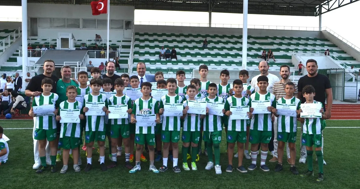 İznikspor Yaz Futbol Okulu’nda sertifika heyecanı