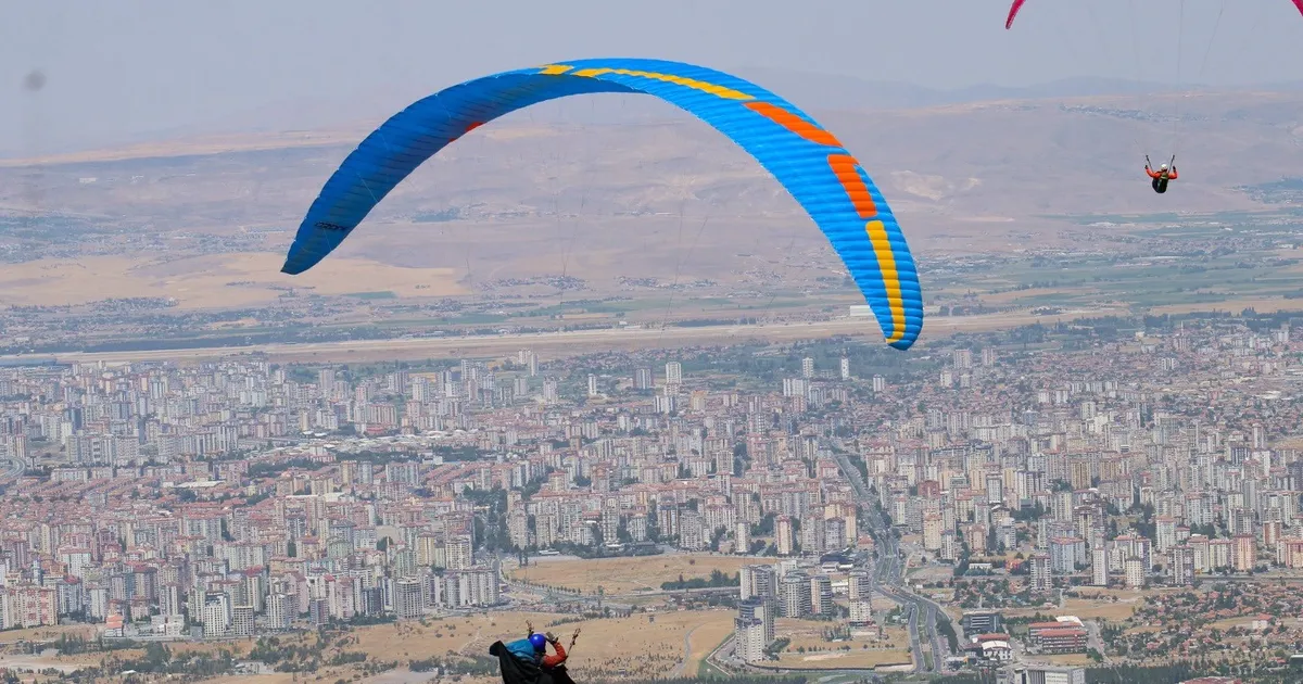 Kayseri'de yamaç paraşütçüleri kıyasıya yarıştı