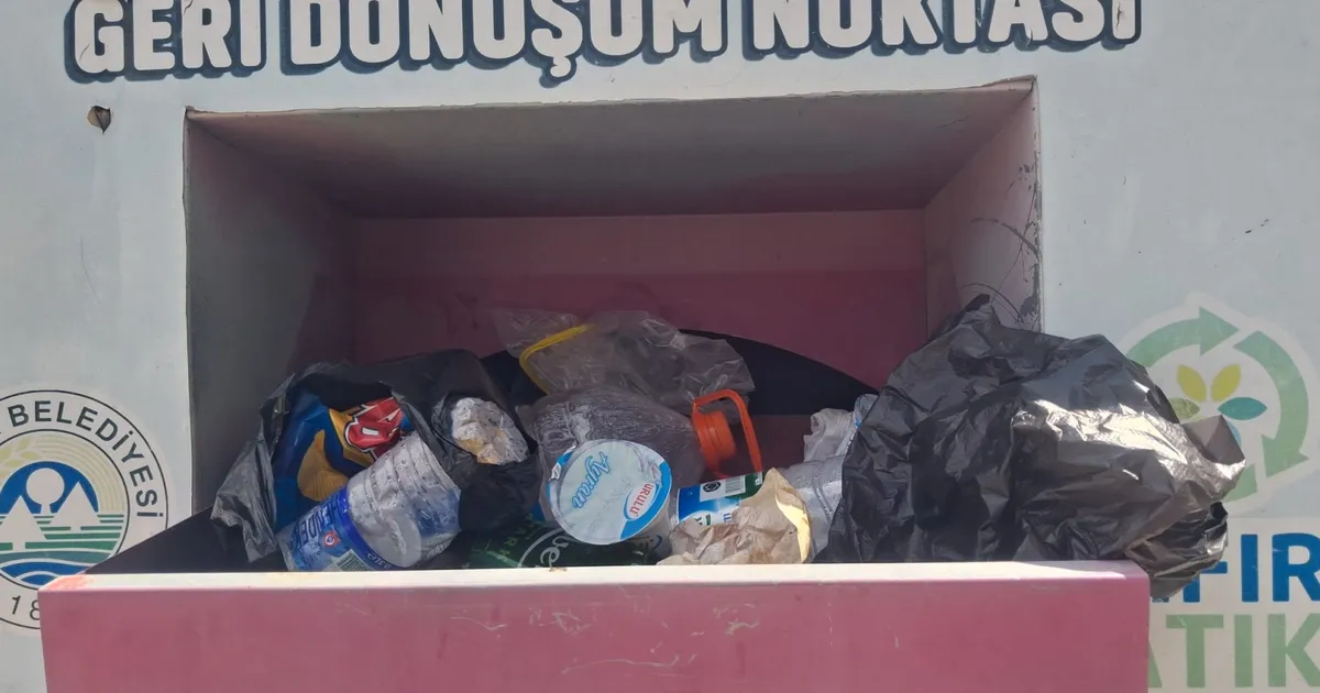 Keşan’da giysi toplama kutularında çöp tepkisi!