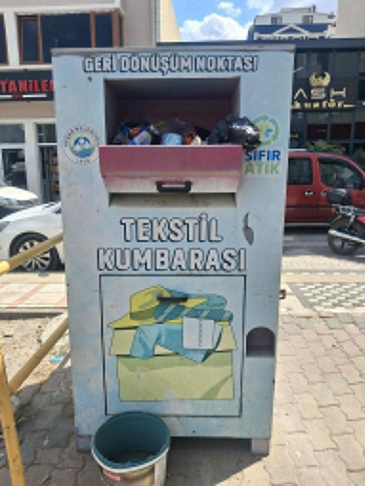 Keşan’da giysi toplama kutularında çöp tepkisi!
