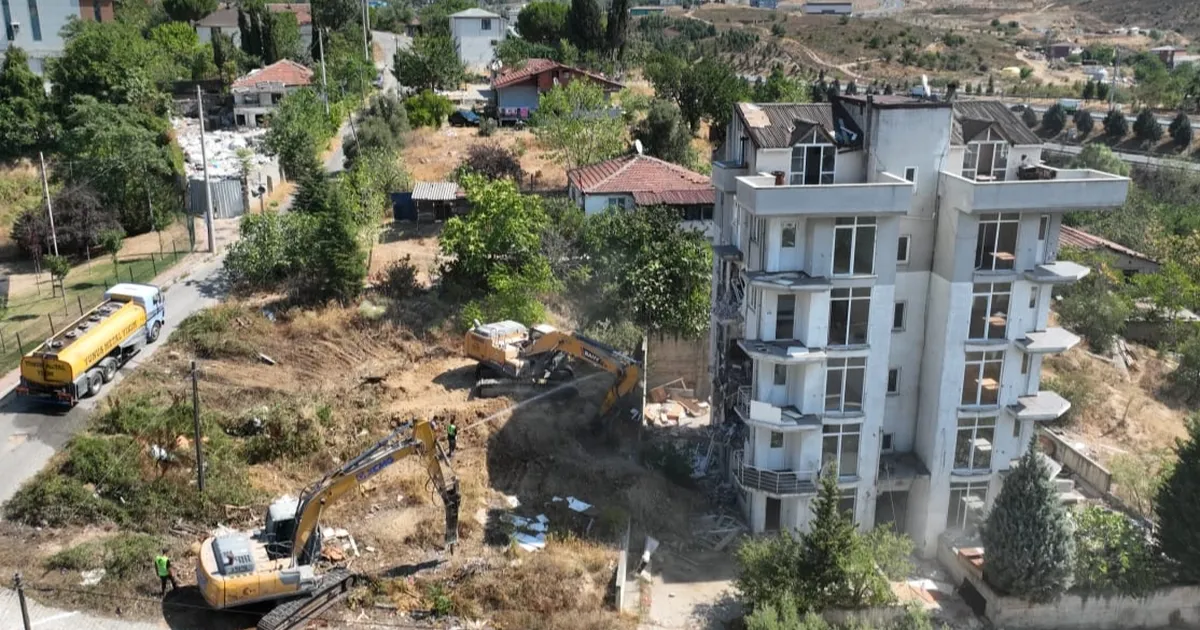 Kocaeli Çayırova’da riskli yapılara yıkım