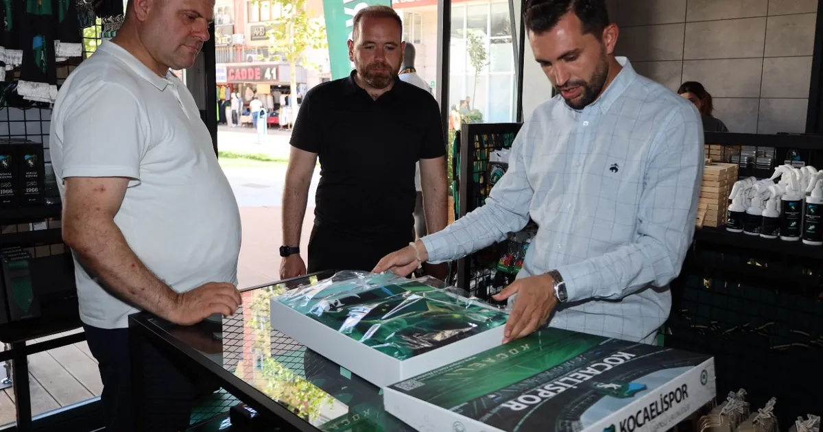 Kocaelispor sevgisi şehrin meydanlarında yaşanıyor