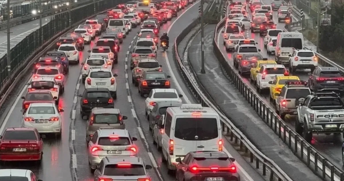 Trafiğe kayıtlı araç 32,6 milyonu aştı... Elektrikli ve hibrit araçlarda artış