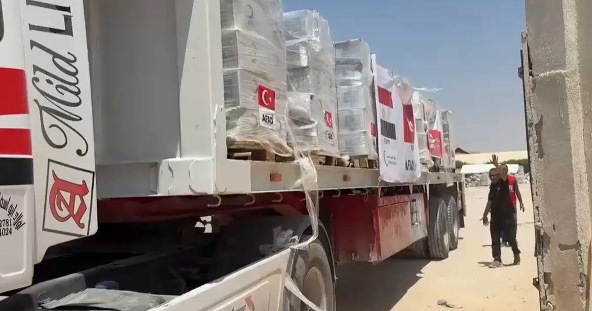 Türkiye'nin bağışları Refah Sınır Kapısı'ndan ulaşıyor