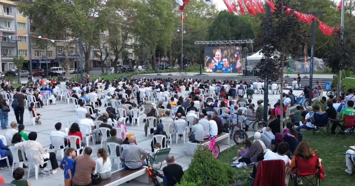 Bursa İnegöl tribününden 'Milli'lere tam destek