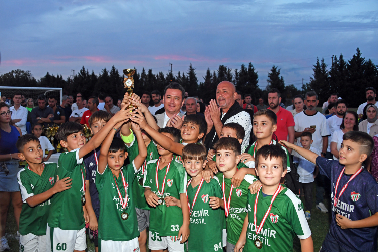 Bursa Osmangazi’de minik yetenekler futbol şöleninde buluştu