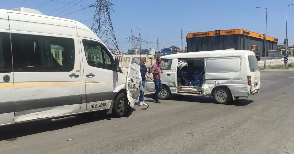Bursa’da trafik kazası güldürdü! Kapısını arayan şoför, servis minibüsünde buldu