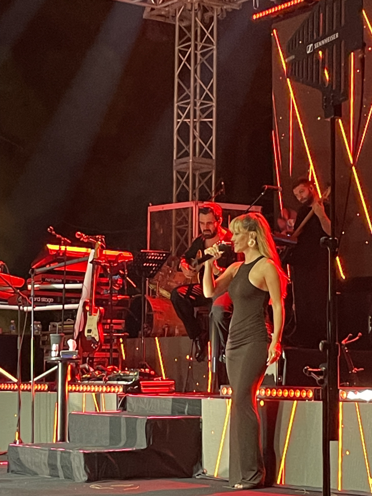 Derya Uluğ şarkısını 'milli'lere ithaf etti
