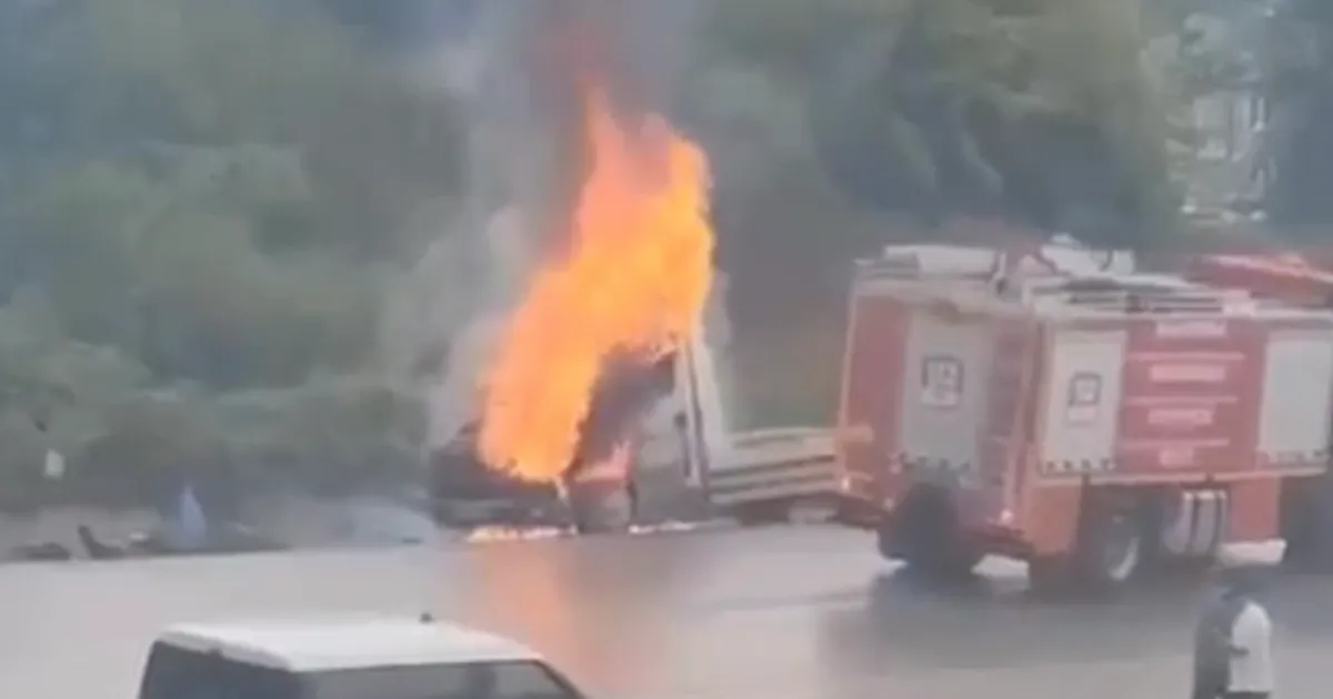 Düzce Akçakoca’da seyir halindeki çekici alev aldı!