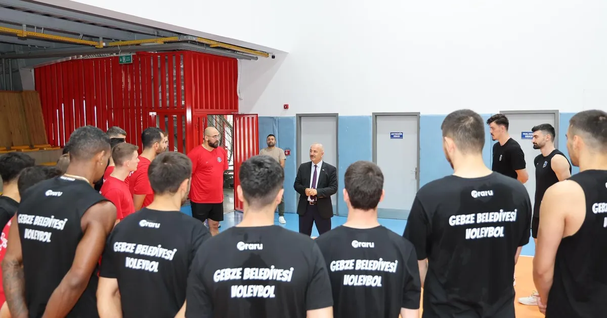 Gebze'de Başkan Büyükgöz'den Efeler'in antrenmanına ziyaret