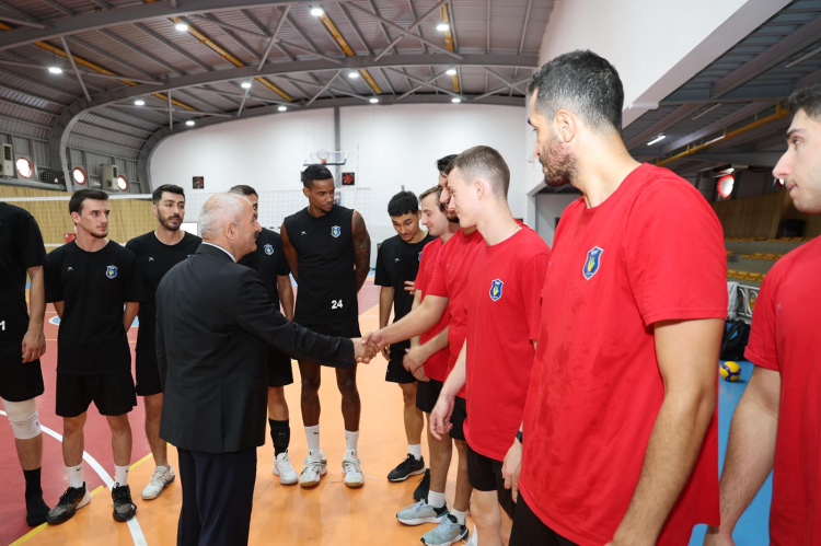 Gebze'de Başkan Büyükgöz'den Efeler'in antrenmanına ziyaret