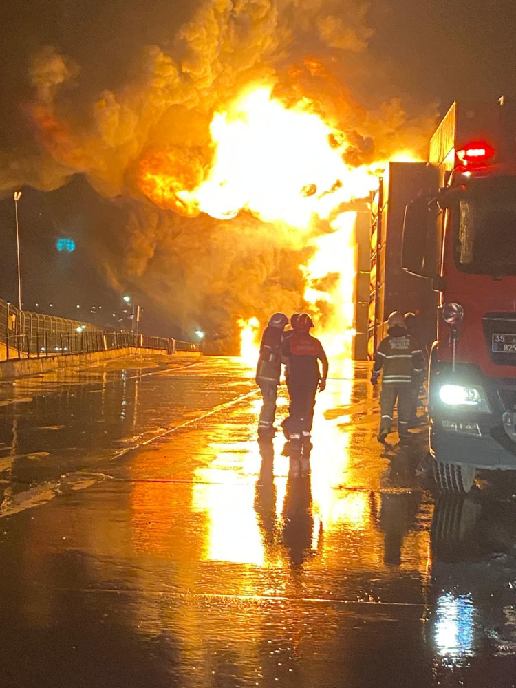 İzmir İtfaiyesi, Aliağa’da büyük felaketin önüne geçti