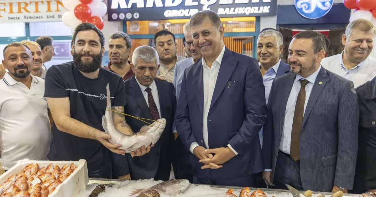 İzmir'de sezonun ilk balıkları mezatta satıldı