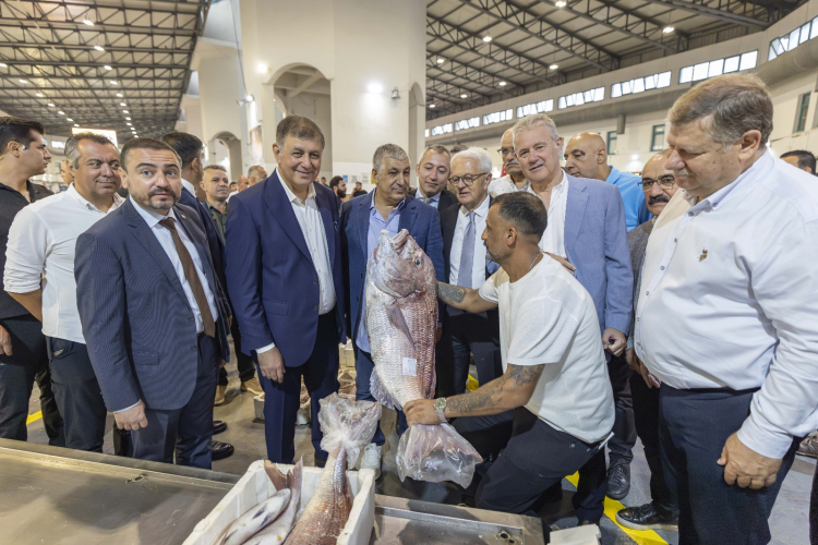 İzmir'de sezonun ilk balıkları mezatta satıldı