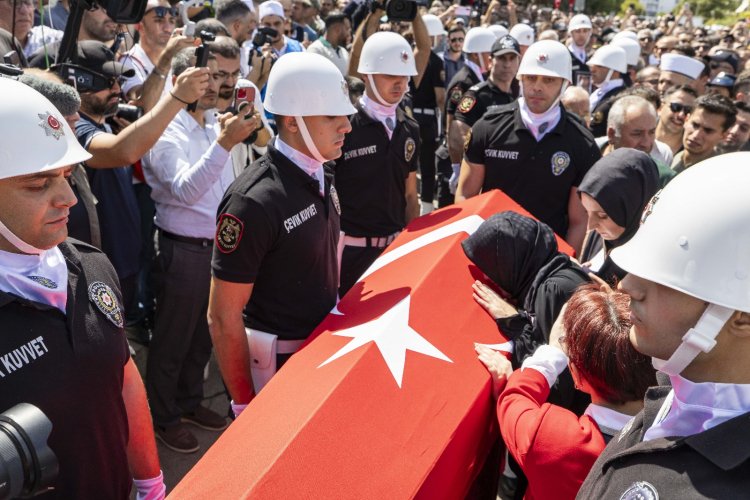 İzmir’in şehitlerine veda!