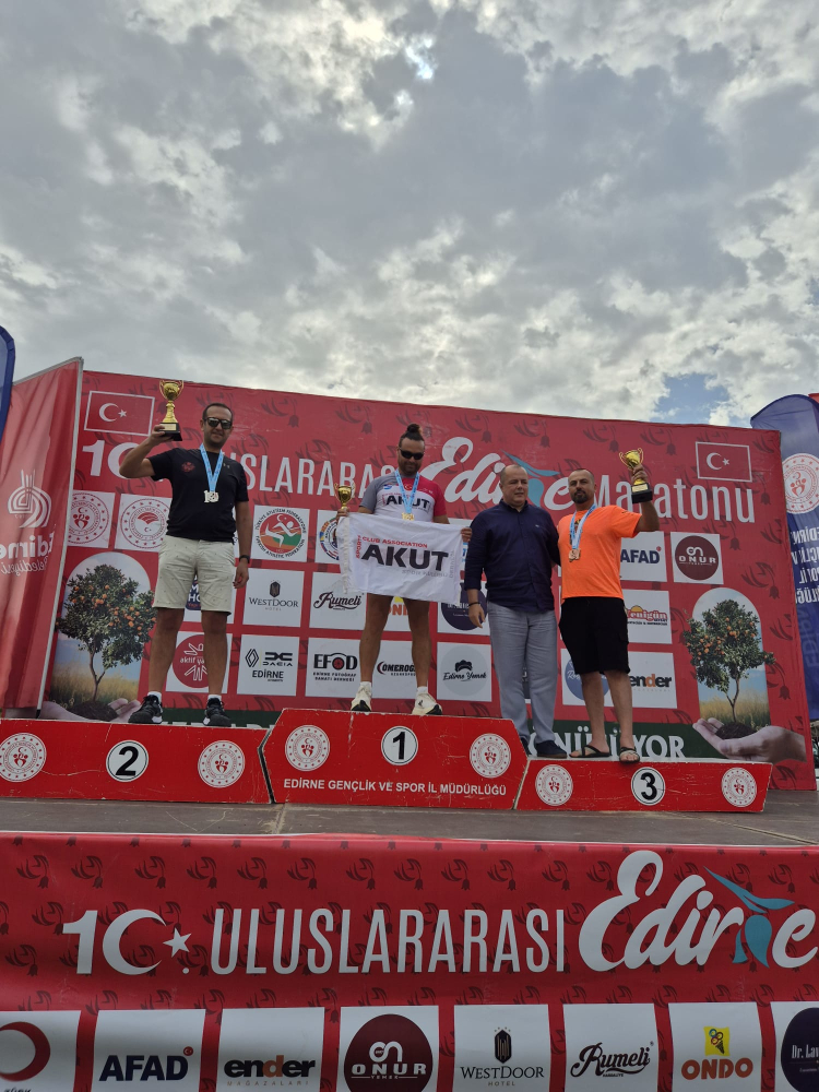 Koşan Keşan ekibi Edirne Yarı Maratonu’ndan derecelerle döndü