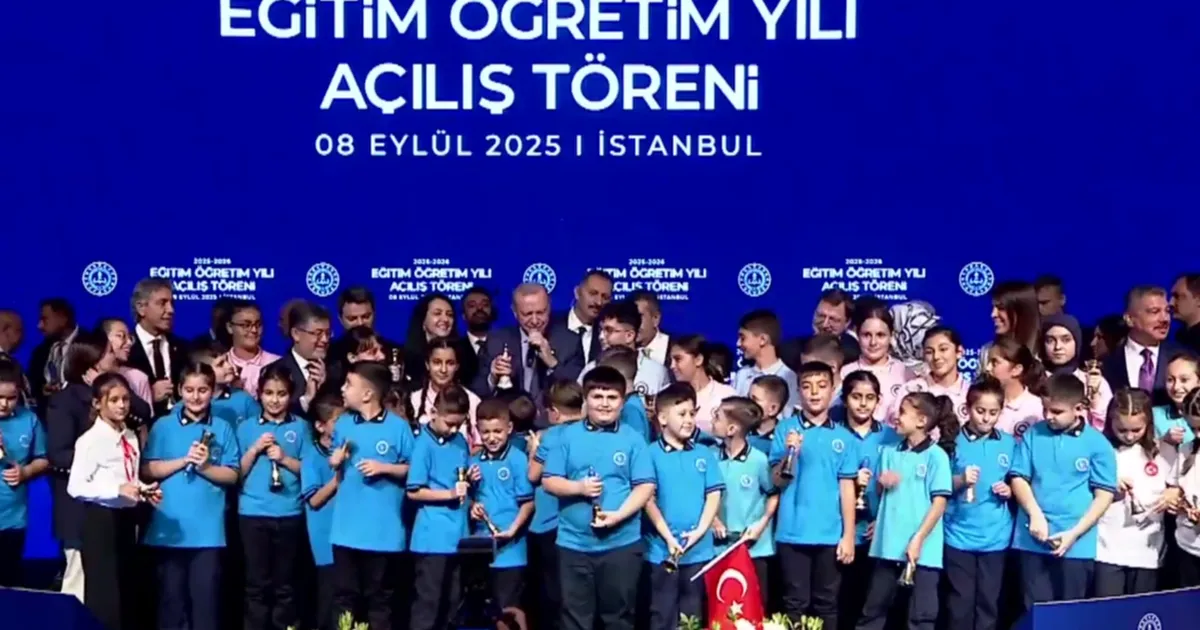 Yeni dönem açılışında 'Maarif' mesajı... Zilleri öğrencilerle birlikte çaldı